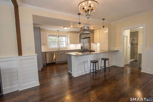 Building Photo - 387 Buckland St