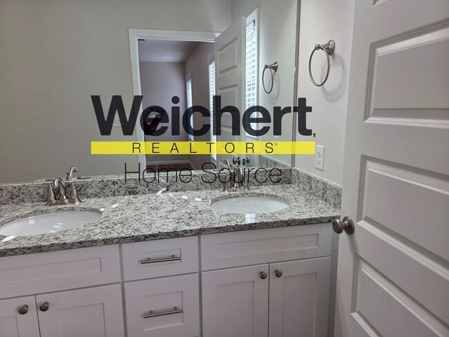 Building Photo - 3 Bed 2 bath home on corner lot