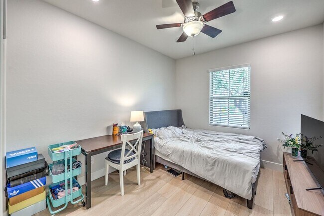 Building Photo - Elegant 5-Bedroom Henderson Home in the Heart of Green Valley