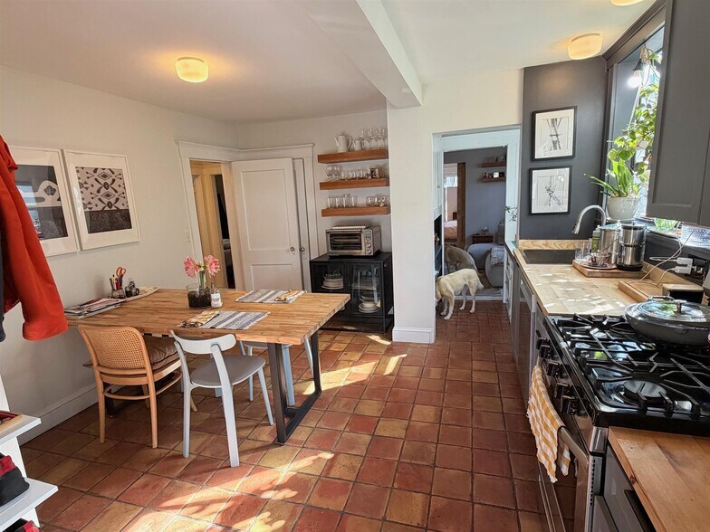 Building Photo - 200 Larch Rd