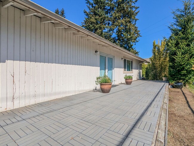 Building Photo - Move in ready 3 bed 2 bath rambler W/ new ...