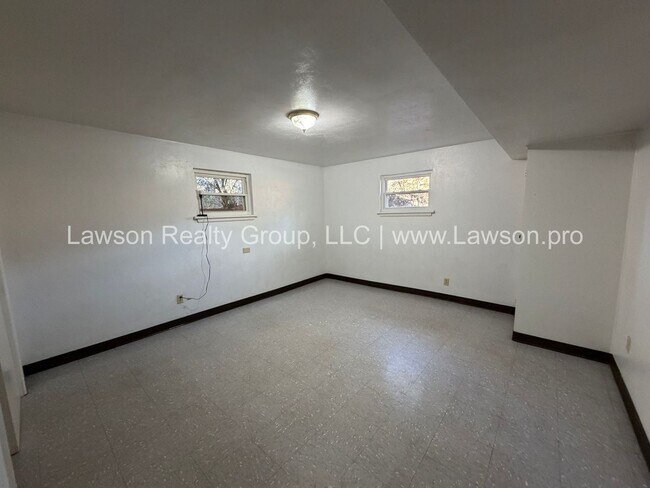 Building Photo - Beautiful Mid Century Modern Grandin Road Home