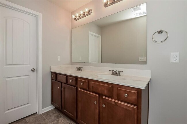 Building Photo - 607 Royal Crest Ct