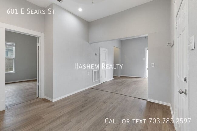 Building Photo - 601 E Sears St