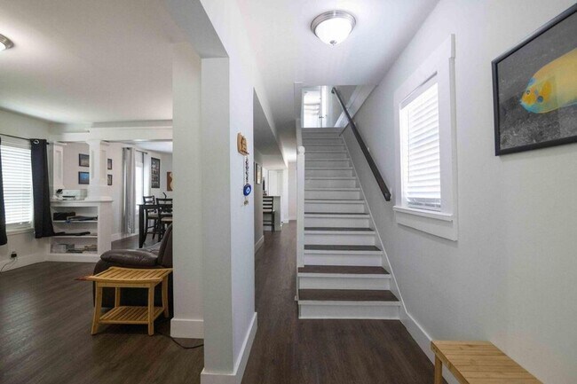 Building Photo - 915 3rd St