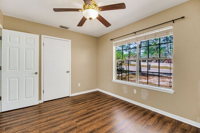 Building Photo - Experience the charm of this fabulous dupl...