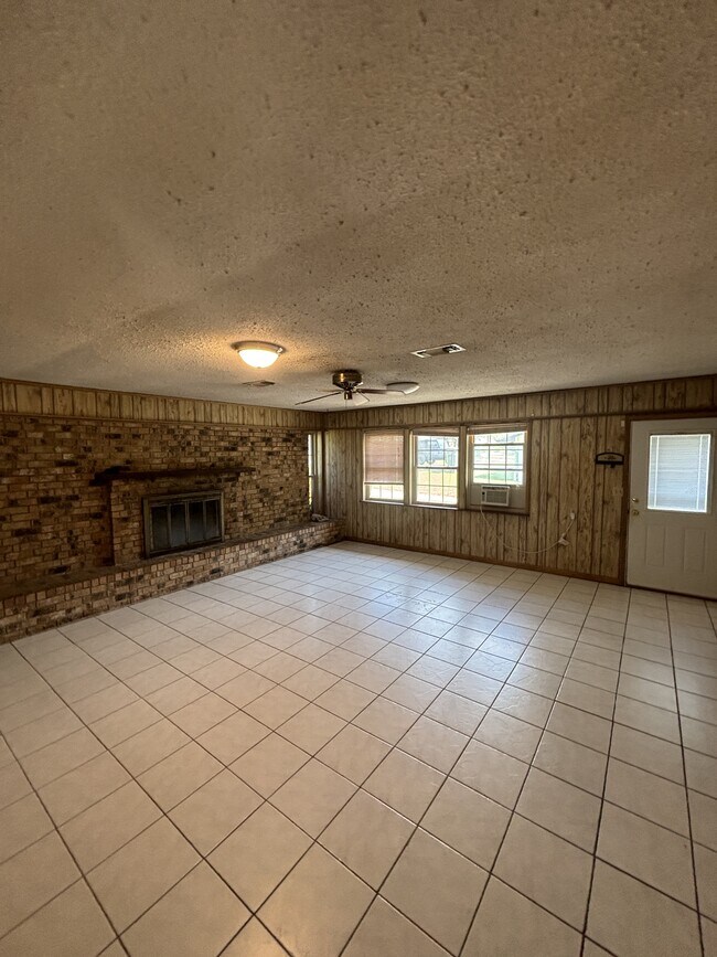 Building Photo - 906 Meadow Ln