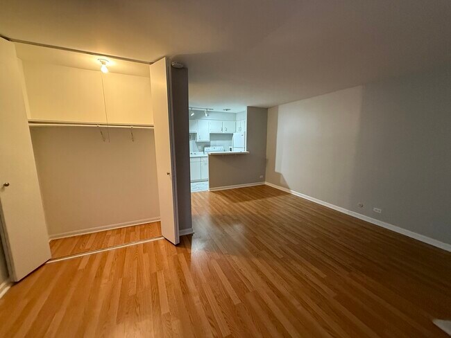 Building Photo - 744 W Gordon Terrace