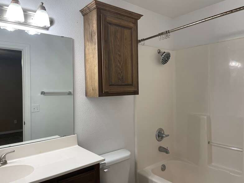 bathroom - 610 Rolling Hills Dr