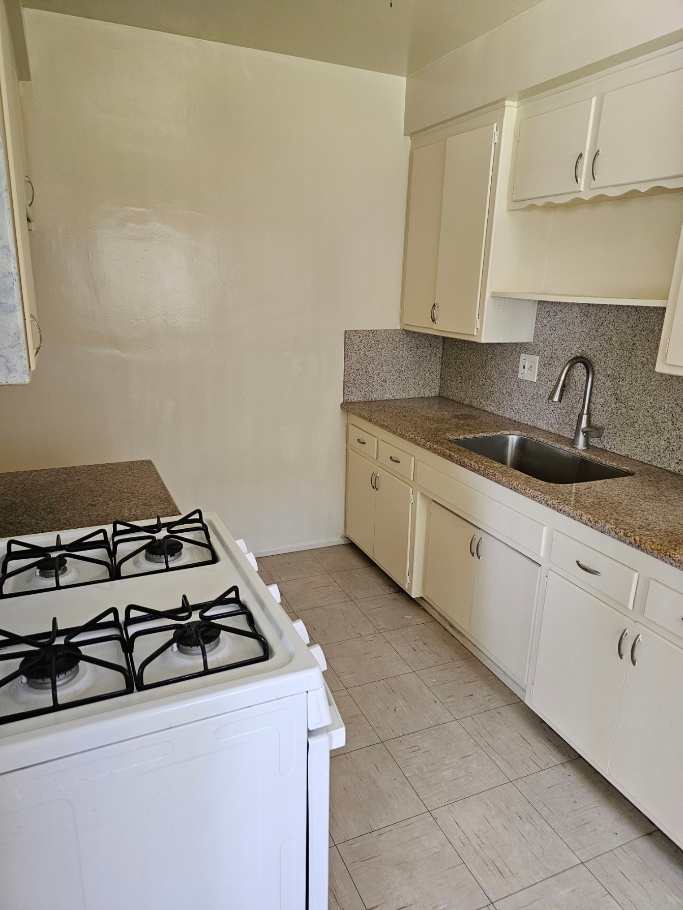 Building Photo - 1330 W Valencia Dr