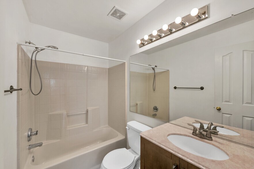 Building Photo - 518 S Lake Cir
