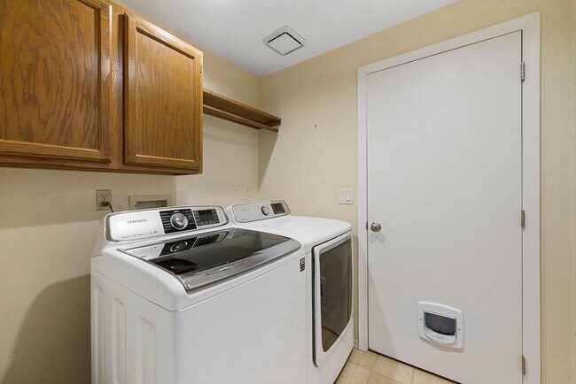 Building Photo - Spacious home in Lakemont Neighborhood!