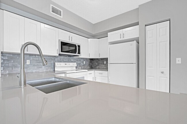 Building Photo - Modern Living in Miramar – 2 Bed/2 Bath Co...