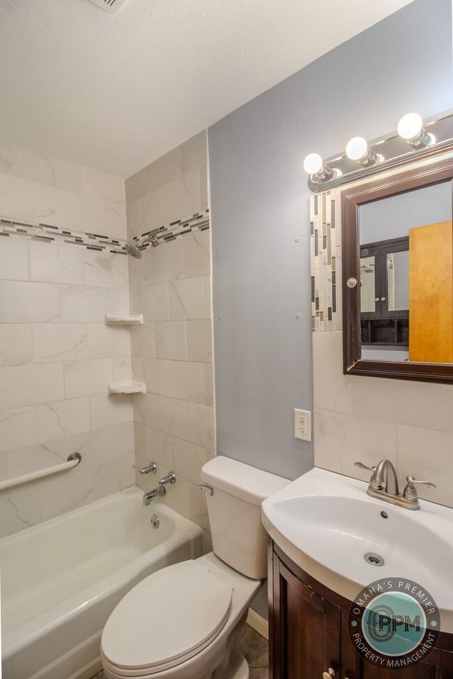 Building Photo - 3 Bed Home | 67th & Blondo