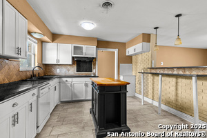 Building Photo - 4414 Tropical Dr