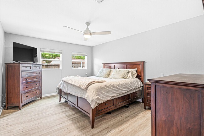 Building Photo - 1046 Apache Falls Dr