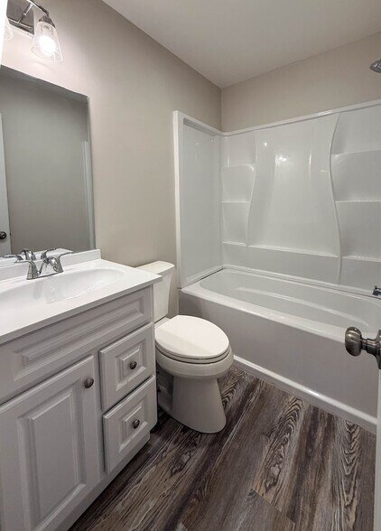 Upstairs full bath - 8300 Scottingham Dr