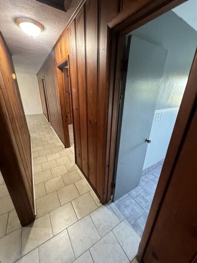 Building Photo - Charming 2 Bedroom Duplex on Sunshine Rd