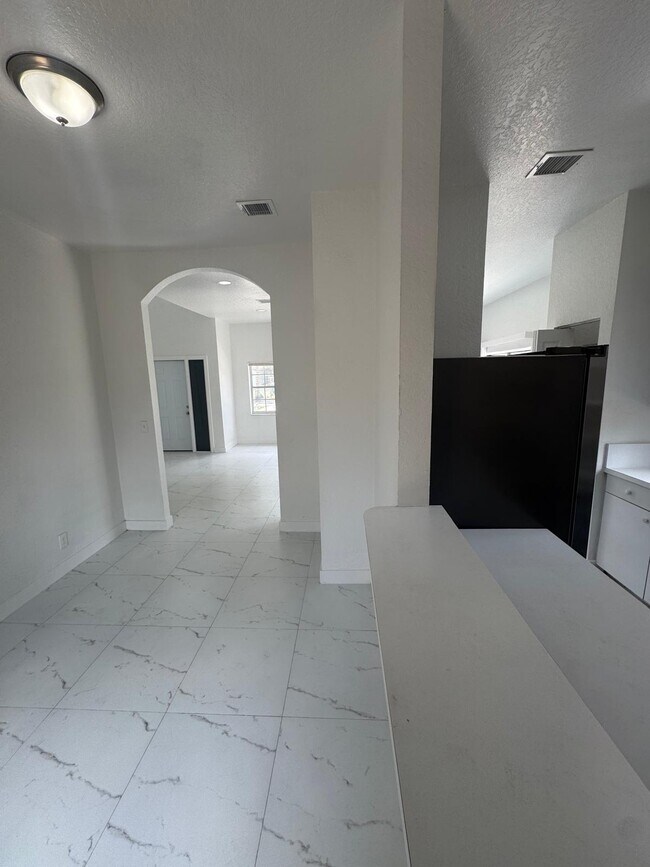 Building Photo - 890 NW 25th Ave