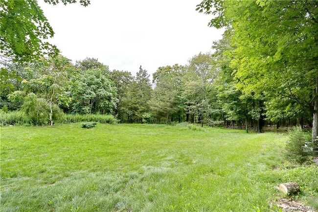 Building Photo - 2 Old Quaker Hill Rd