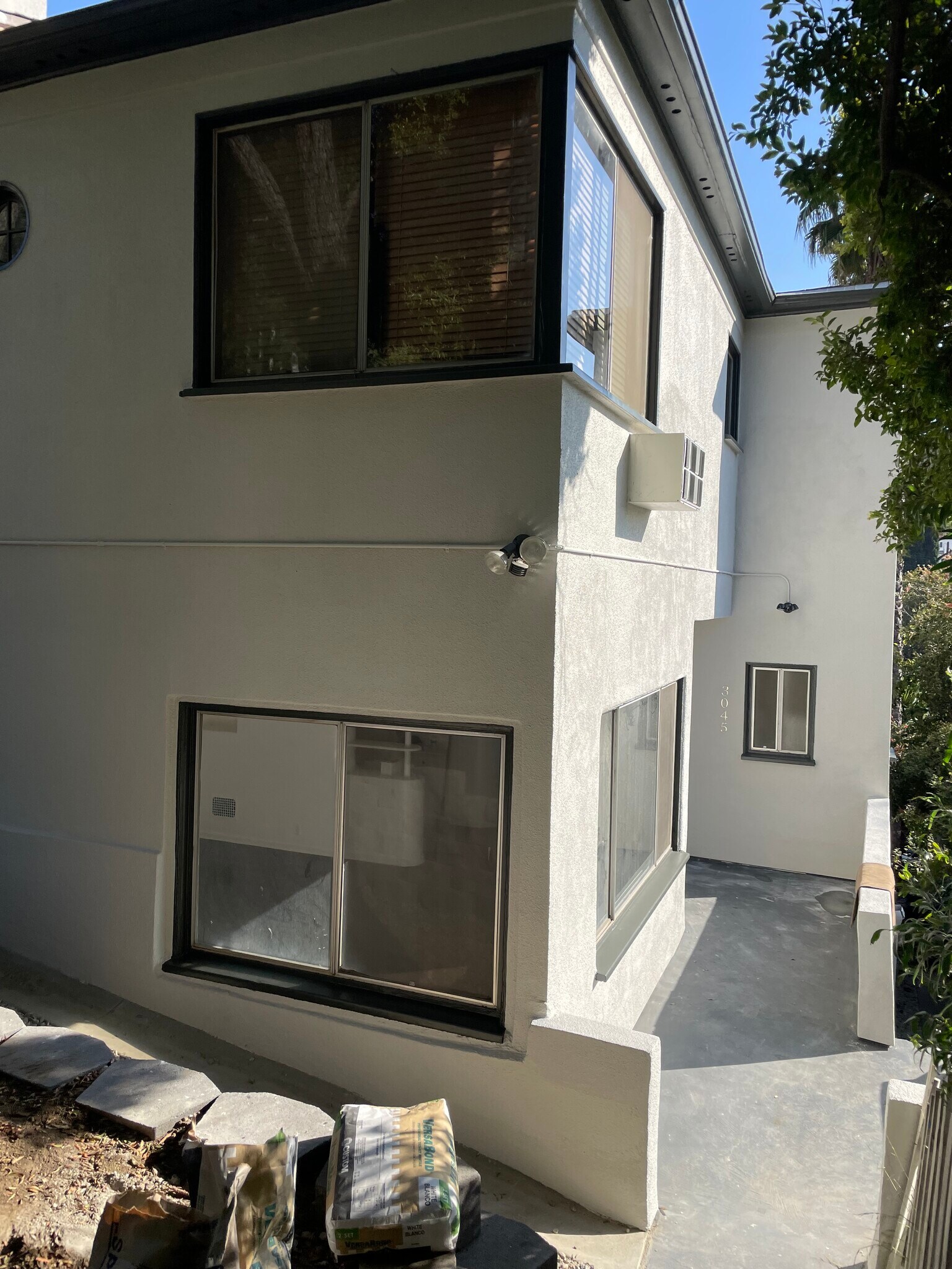 Building Photo - 3043 Hollycrest Dr