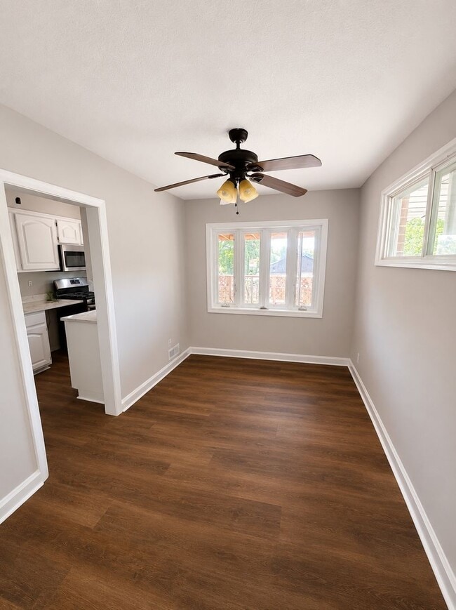 Building Photo - Beautiful 3 Bedroom 1.5 Bath recently rotavated