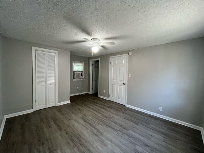 Building Photo - 826 Winston Rd