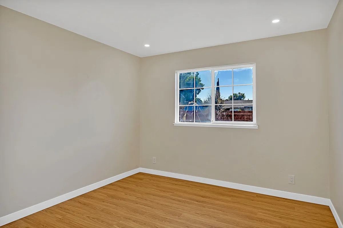 Bedroom 3 - 299 Tangelo St