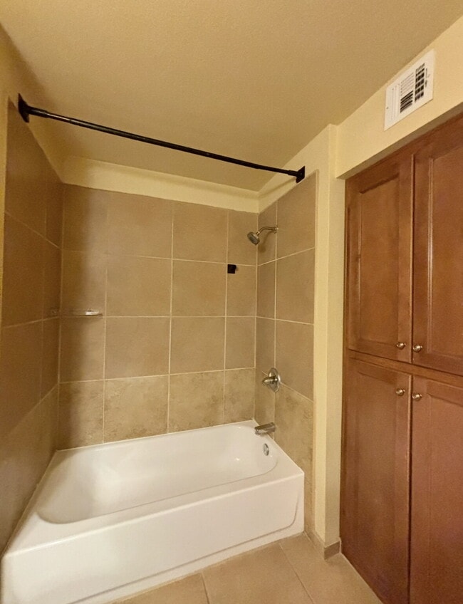 Building Photo - "Discover Modern Comfort: 2-Bed, 2-Bath in Tucsons Foothills “