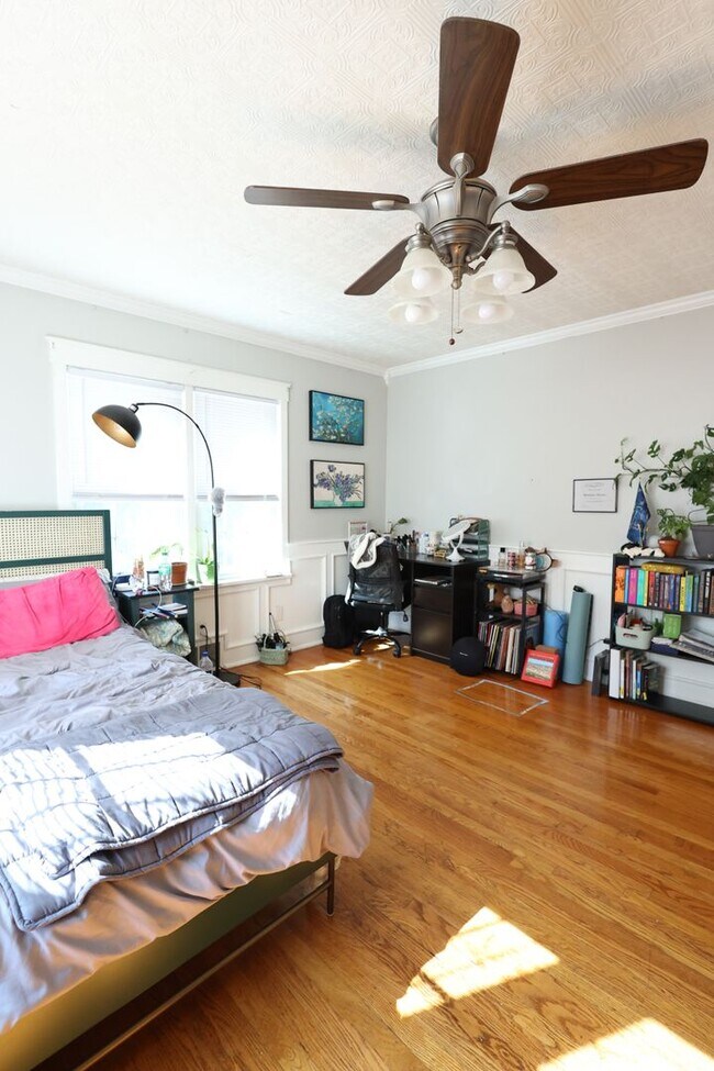 Building Photo - Beautifully Updated 4 bed house w/ fully f...