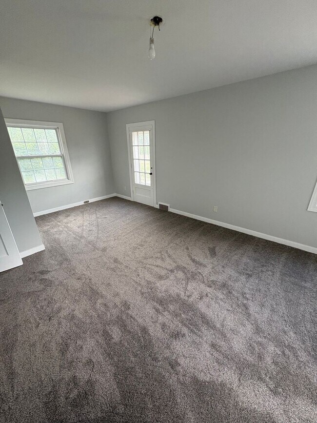 Building Photo - 4 bedroom 3 bathroom single family home