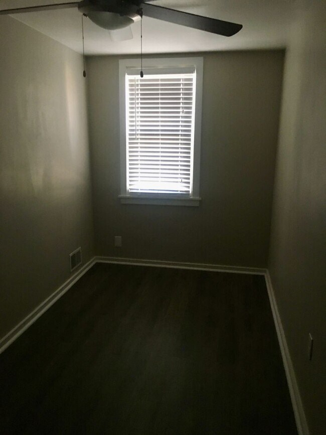 Building Photo - *** Duplex Style Apartment * Pet Friendly * Renovated * Available Now * Granite Counters * Stainl...