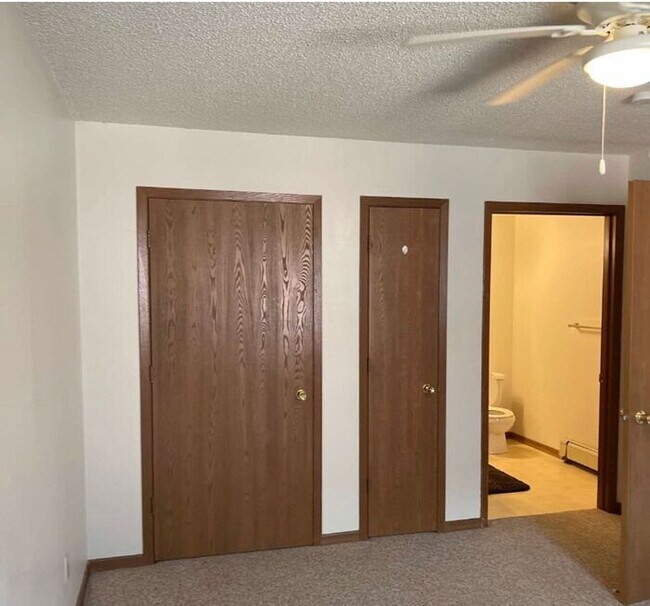 Building Photo - $1025 | 1 Bedroom, 1 Bathroom Condo | Cat ...