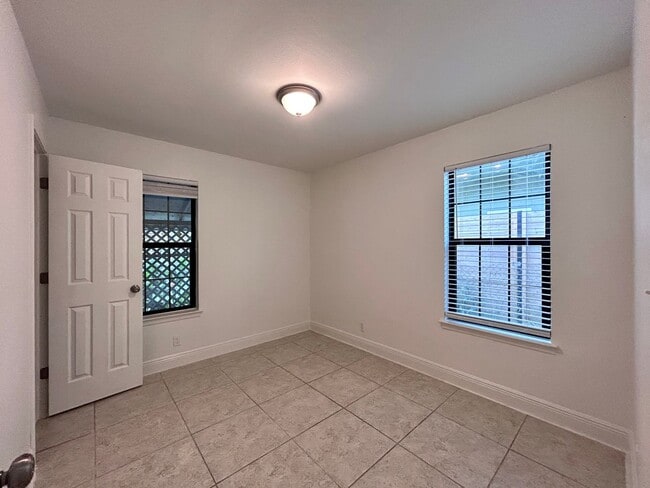Building Photo - 6200 Palm Cir