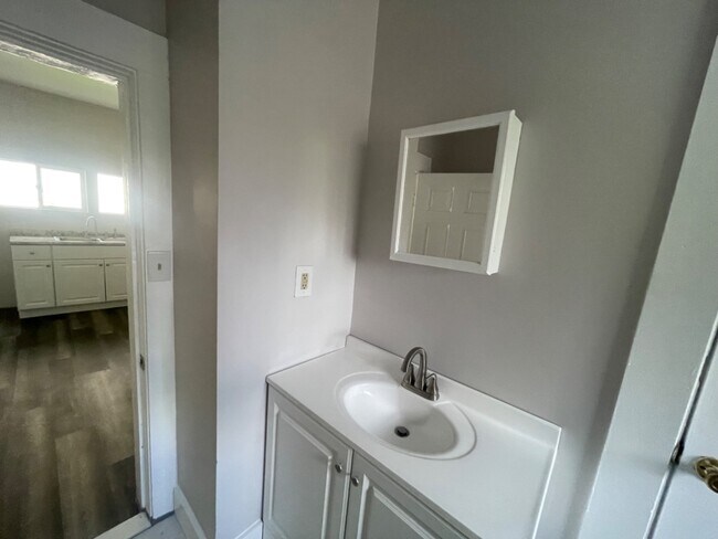 Building Photo - 1138 W 30th St