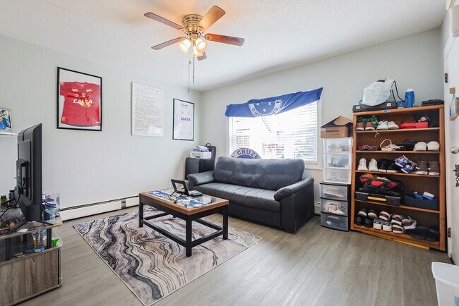 Building Photo - 104 Oak St