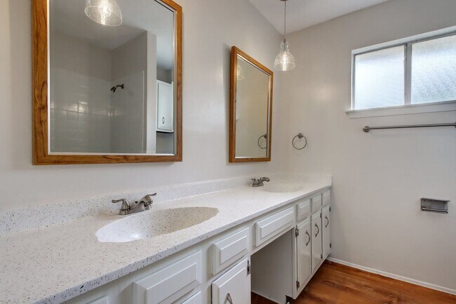 Building Photo - Two stories 3 Bedrooms & 3 Bathrooms Home for Rent in Desirable Anderson Mill NW of Austin