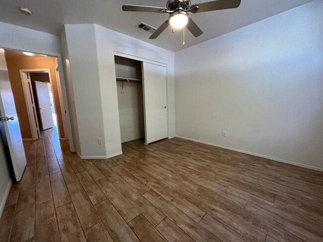 Building Photo - 2 BEDROOM PLUS DEN NEAR ARROWHEAD SHOPS