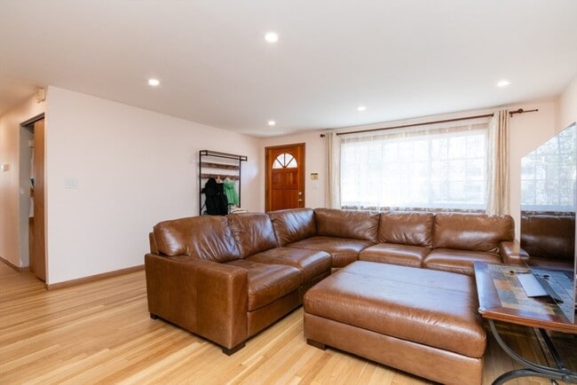 Building Photo - 22 Livoli Rd