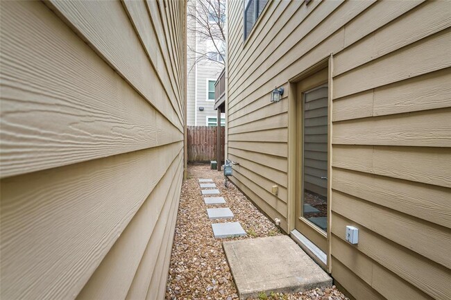 passage to back yard from front - 1335 Studer St