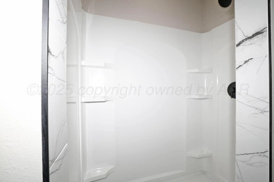 Building Photo - 925 E Loop 335 S