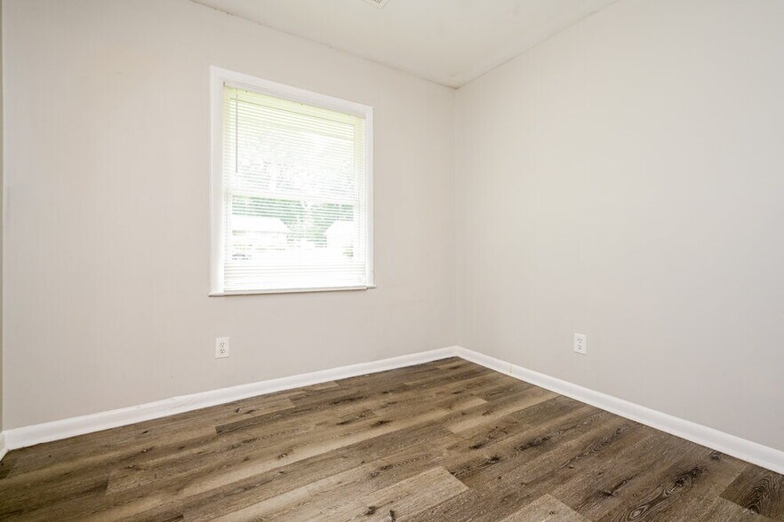 Building Photo - 494 Clara Dr