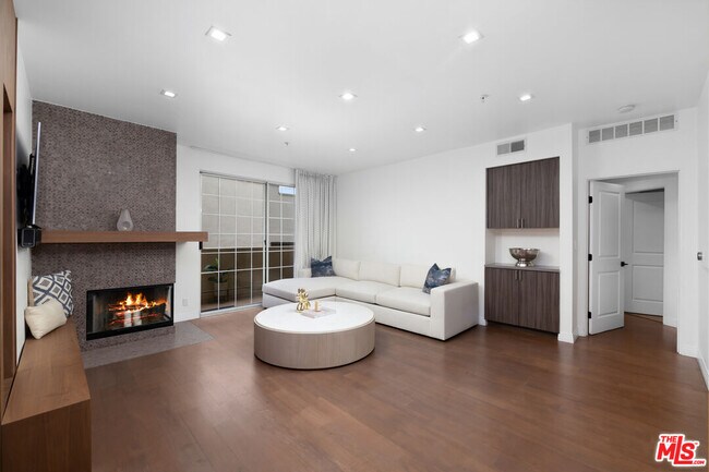 Building Photo - 930 N Doheny Dr