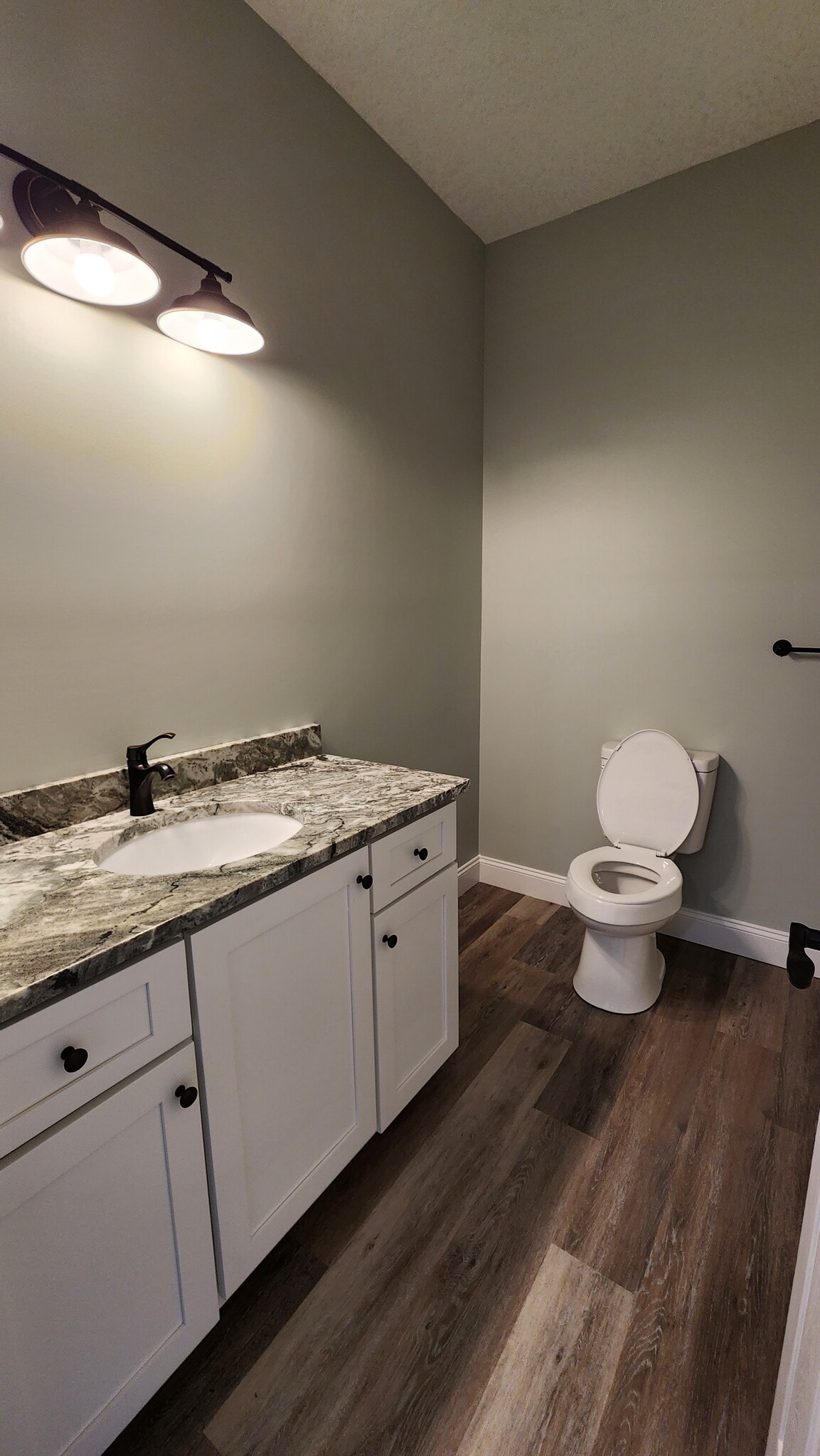 Building Photo - 829 River Cliff Dr