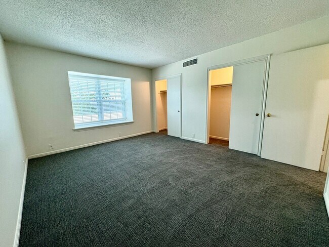 Building Photo - 2601 Bellefontaine