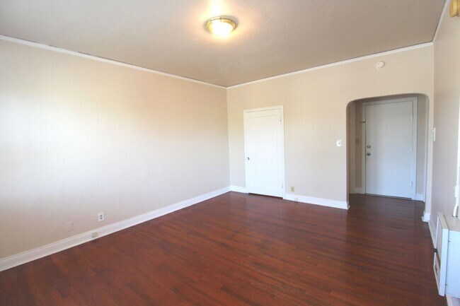 Interior Photo - 3201 Beaumont Ave.