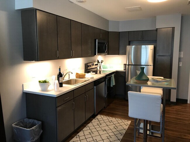 Building Photo - 10 E Ridge Dr