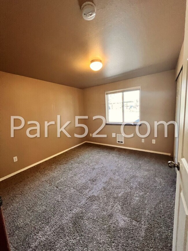 Building Photo - Puyallup Area 2 Bedroom 2nd Floor Apartment