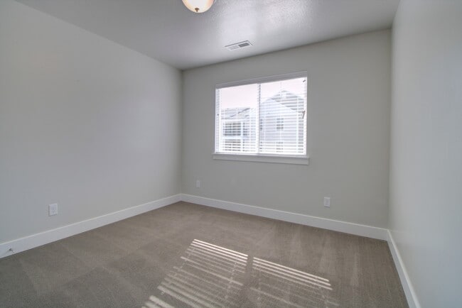 Building Photo - Pet Friendly Lehi Townhome