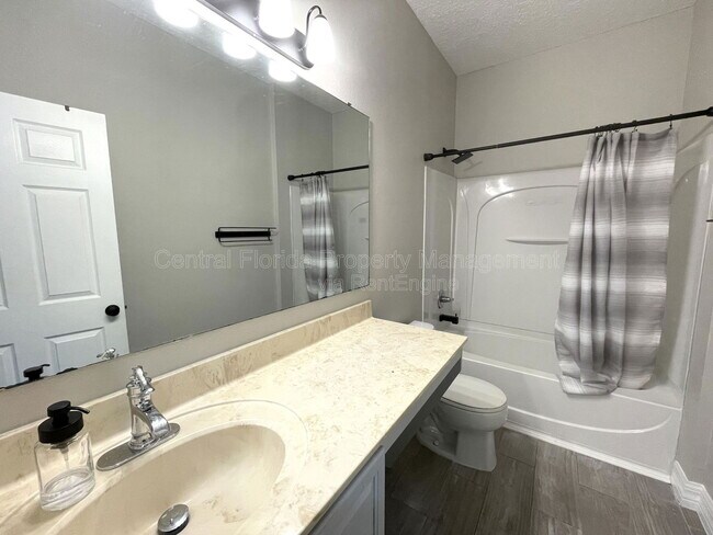 Building Photo - 4032 Meadowlark Dr